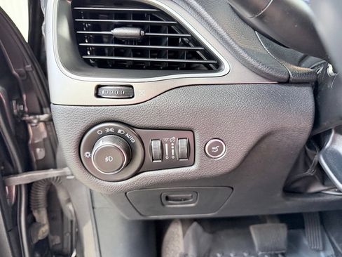 Used 2019 Jeep Cherokee Latitude Plus w/ Comfort/Convenience Group FWD image 35