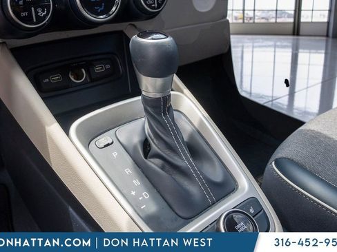 Used 2022 Hyundai Venue Limited FWD image 12