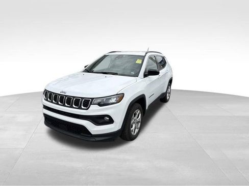 Used 2024 Jeep Compass Latitude AWD/4WD image 3