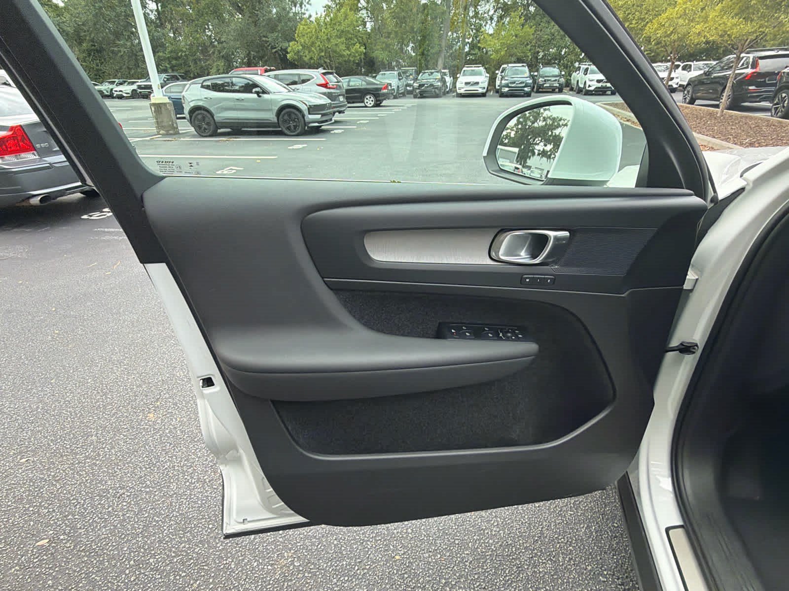 Used 2025 Volvo XC40 B5 Core AWD/4WD image 25