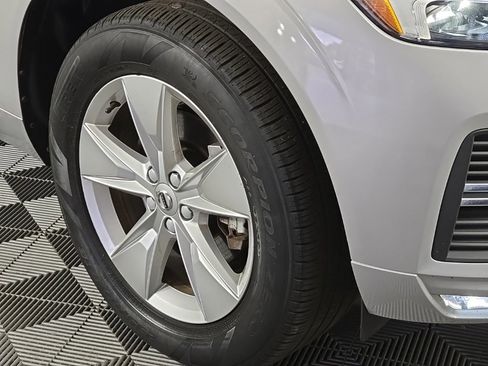 Certified 2022 Volvo XC60 B5 Momentum w/ Climate Package image 4