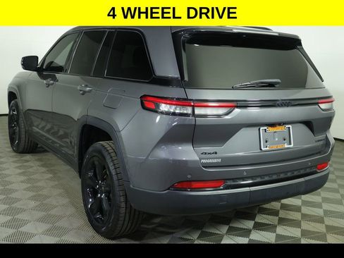 Used 2023 Jeep Grand Cherokee Limited w/ Black Appearance Package AWD/4WD image 5
