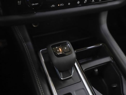 Used 2024 Nissan Pathfinder Platinum image 27