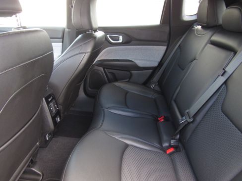 Used 2025 Jeep Compass Latitude image 14