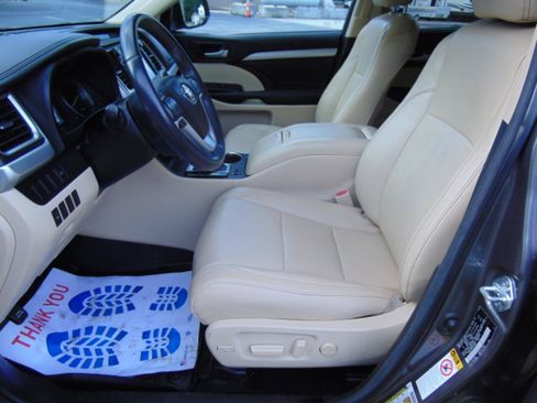 Used 2016 Toyota Highlander XLE FWD image 5