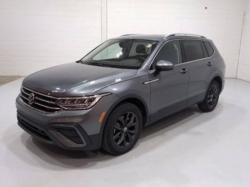 Used 2024 Volkswagen Tiguan SE w/ Panoramic Sunroof Package AWD/4WD image 7
