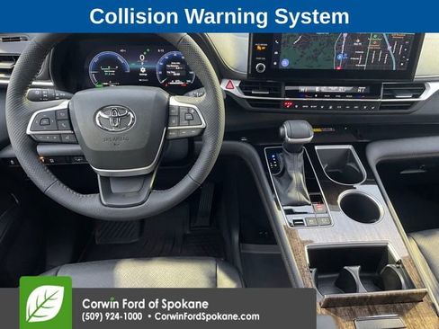 Used 2025 Toyota Sienna Platinum image 3