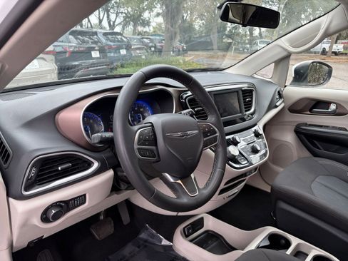 Used 2022 Chrysler Voyager LX image 33