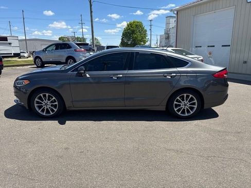 Used 2017 Ford Fusion SE w/ Fusion SE Technology Package FWD image 6