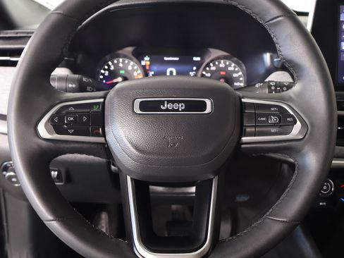 Used 2025 Jeep Compass Latitude AWD/4WD image 3
