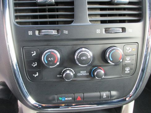 Used 2018 Dodge Grand Caravan SXT image 18