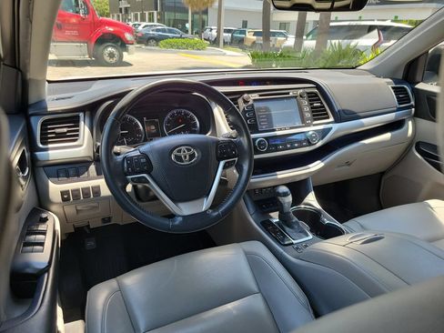 Used 2019 Toyota Highlander XLE AWD/4WD image 12