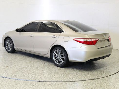 Used 2016 Toyota Camry SE w/ Moonroof Package FWD image 5
