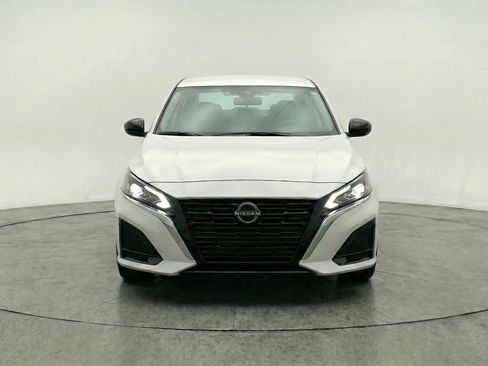 Used 2025 Nissan Altima 2.5 SV FWD image 2
