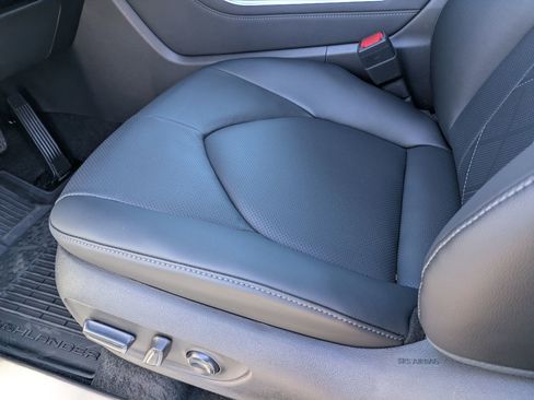 New 2025 Toyota Highlander Platinum image 4