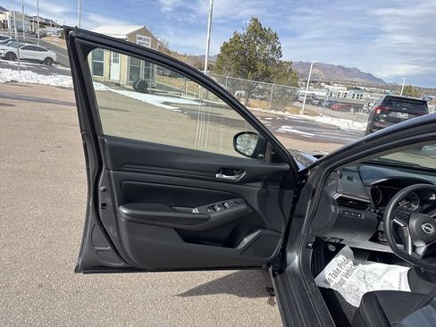 Used 2024 Nissan Altima 2.5 SV image 10