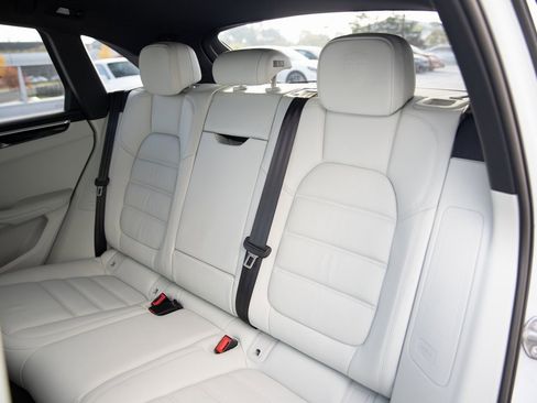 Certified 2024 Porsche Macan image 20