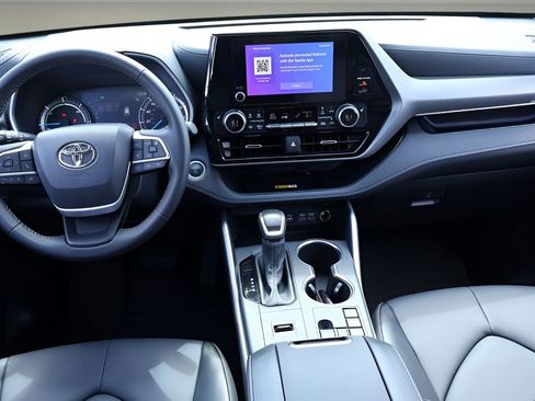 Certified 2025 Toyota Highlander XLE image 15