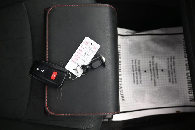 Used 2022 Toyota RAV4 XLE AWD/4WD image 9