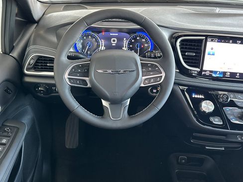 New 2026 Chrysler Pacifica Select image 14