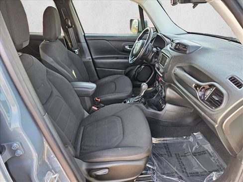 Used 2017 Jeep Renegade Altitude FWD image 26