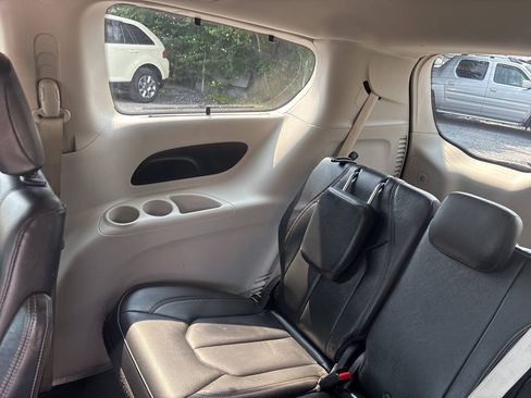 Used 2017 Chrysler Pacifica Touring-L FWD image 18