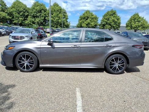 Used 2022 Toyota Camry SE FWD image 2