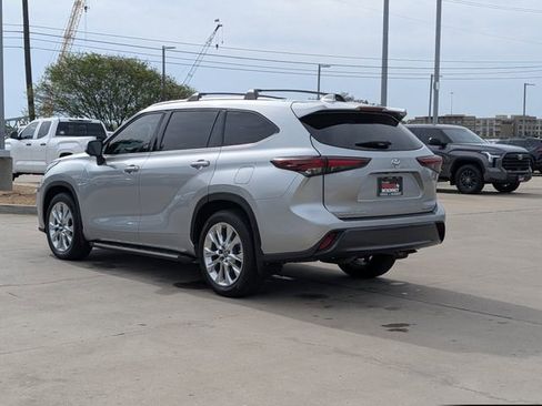 Used 2024 Toyota Highlander Limited FWD image 9