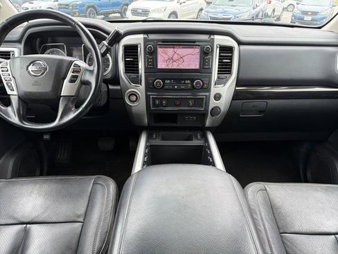Used 2019 Nissan Titan SV w/ SV Convenience Package RWD image 9