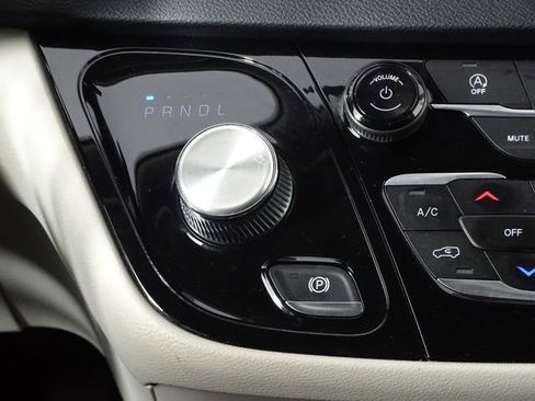 Used 2021 Chrysler Voyager L FWD image 38