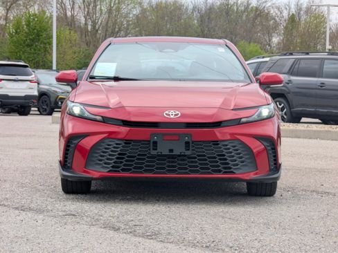 Used 2025 Toyota Camry SE FWD image 4