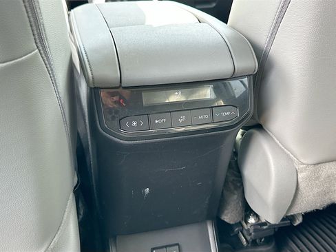 Used 2024 Toyota Highlander XLE FWD image 25