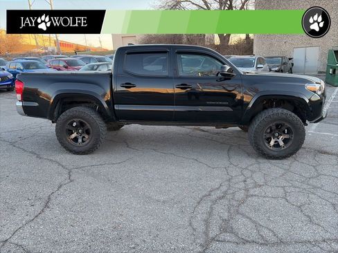 Used 2017 Toyota Tacoma SR5 w/ Tow Package image 4