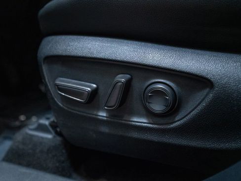 Used 2023 Toyota Highlander XLE image 19