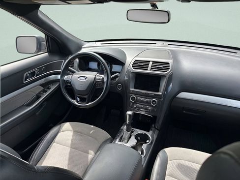 Used 2017 Ford Explorer XLT w/ Equipment Group 202A AWD/4WD image 14
