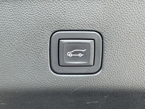Used 2024 Chevrolet Suburban LT w/ Luxury Package RWD image 15