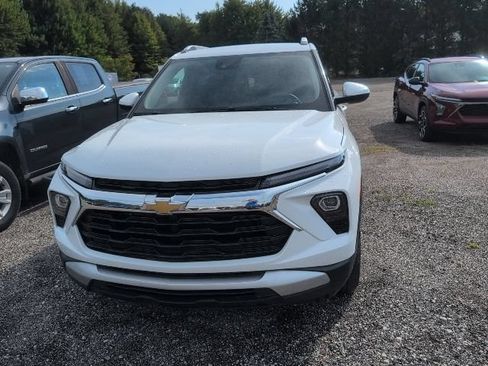 Used 2025 Chevrolet TrailBlazer LT w/ LT Cold Weather Package FWD image 2