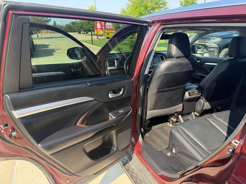 Used 2017 Toyota Highlander XLE FWD image 13