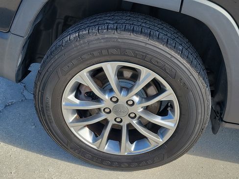 Used 2019 Jeep Cherokee Latitude Plus w/ Cold Weather Group AWD/4WD image 10