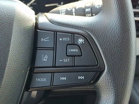 Used 2025 Toyota Sienna LE FWD image 22