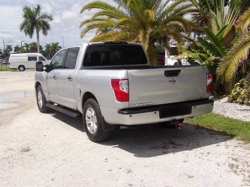 Used 2018 Nissan Titan SV w/ SV Convenience Package image 5