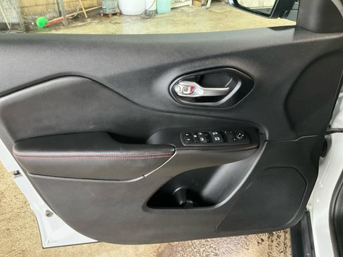 Used 2020 Jeep Cherokee Trailhawk w/ Cold Weather Group AWD/4WD image 25