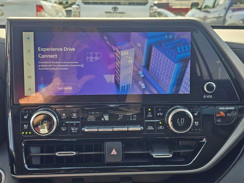 Used 2023 Toyota Highlander Limited FWD image 27