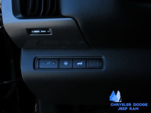 Used 2024 Nissan Pathfinder SL AWD/4WD image 14