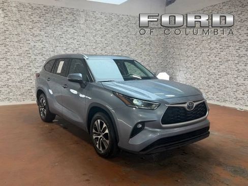 Used 2021 Toyota Highlander XLE FWD image 1