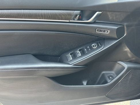 Used 2018 Honda Accord Touring image 10