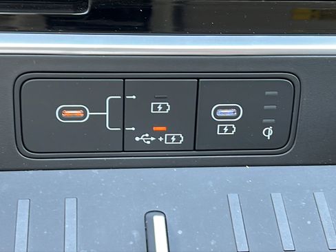 Used 2025 Hyundai Santa Fe SEL FWD image 17