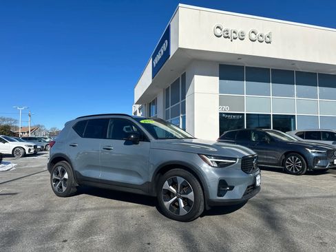 Used 2023 Volvo XC40 B5 Plus w/ Driver Assist Package image 2