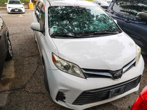 Used 2018 Toyota Sienna LE image 6