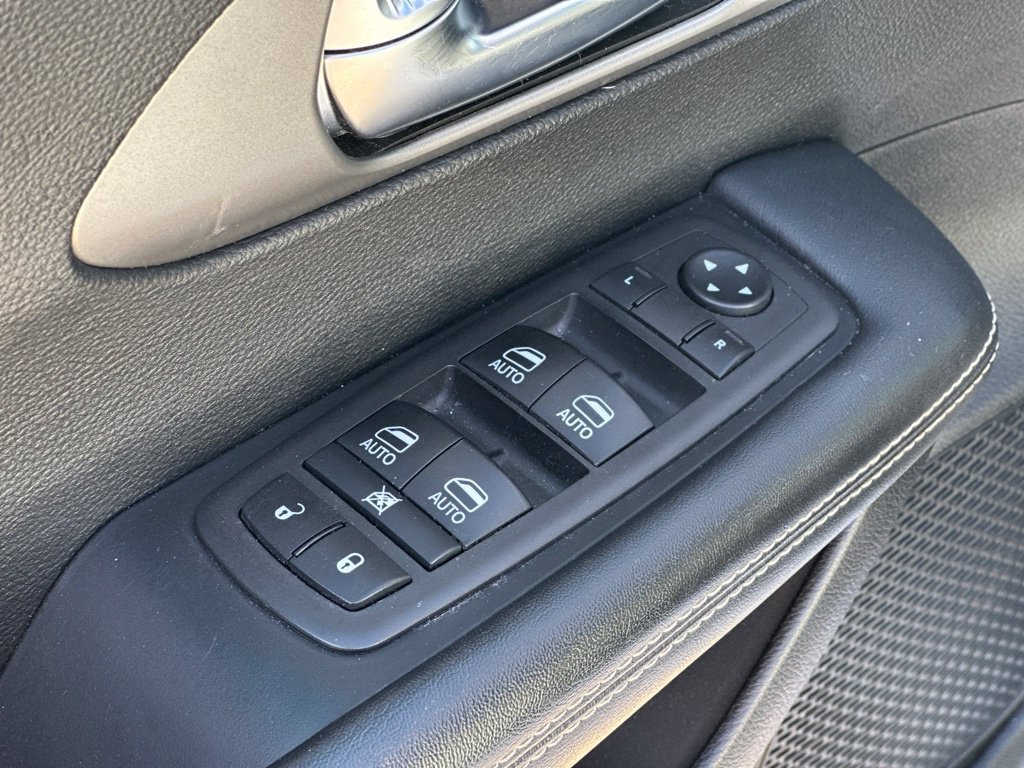 Used 2025 Chrysler Pacifica Select FWD image 16